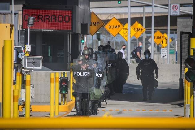 A group of migrants protests in a camp set up near the border port of Chaparral, in the border city of Tijuana, Mexico, 17 March 2021. Tension, despair and uncertainty are perceived along the Mexican border due to the increase in the flow of migrants and the new policies of the US government of Joe Biden, which denied that there is a migratory crisis . EFE Joebeth Terríquez Tension on the borders of Mexico due to migratory flow and US policies !ACHTUNG: NUR REDAKTIONELLE NUTZUNG!  Copyright: xJoebethxTerríquezx MEX7313 20210318-637516226009663440