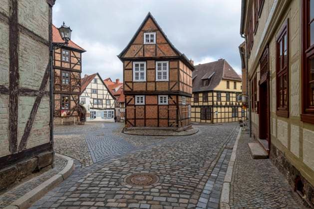 Half-timbered houses in the Finkenherd, alley in the World Heritage City of Quedlinburg, Saxony-Anhalt, Germany, Europe Copyright: imageBROKER StephanxSchulz iblsns06710046.jpg