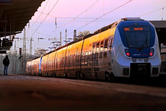  Nahverkehrszug am Bahnhof Oberbarmen im Abendlicht, Wuppertal, Bergisches Land, Nordrhein-Westfalen, Deutschland, Europa *** Local train at Oberbarmen station in the evening light, Wuppertal, Bergisches Land, North Rhine-Westphalia, Germany, Europe Copyright: imageBROKER/StefanxZiese iblszi06707528.jpg
