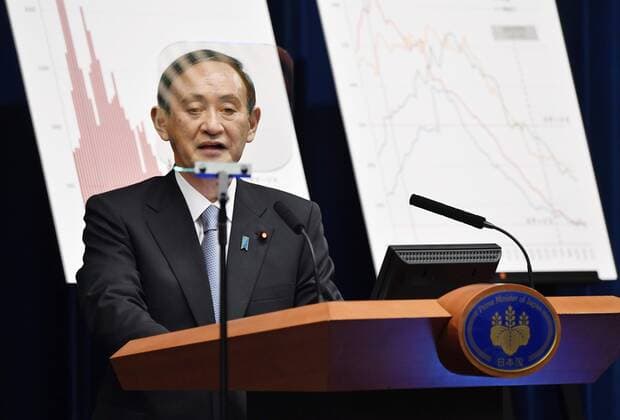 News Bilder des Tages Gov t ends COVID-19 emergency in Tokyo area Japanese Prime Minister Yoshihide Suga meets the press in Tokyo on March 18, 2021, after the government formally decided to end the COVID-19 state of emergency in the Tokyo metropolitan area on March 21. 