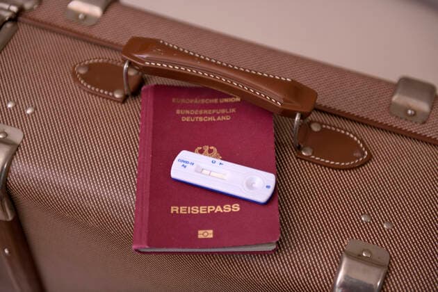 17 03 2021, Symbolic image, German passport together with a Negative Rapid Test Result, laid out ready on a travel case 17 03 2021, Passport and Negative Corona Test 17 03 2021, Passport and Negative Corona Test