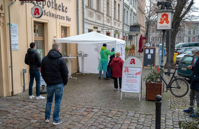 health tourism weather travel 18 03 2021 potsdam state capital state of brandenburg free antigen rapid tests without appointment residents of the city of potsdam can use the offer free of charge in front of the pharmacy zum schwarzen Bär, Dortustraße 4, 14467 potsdam on the footpath covid 19 potsdam pharmacy brandenburg germany