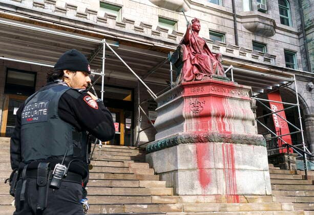 Kanada, Farbanschlag auf Queen Victoria-Statue in Montreal March 18, 2021, Montreal, PQ, Canada: A security guard looks at a vandalized statue of Queen Victoria is seen on the McGill University campus in Montreal on Thursday, March 18, 2021. Montreal Canada  - ZUMAc35_ 20210318_zaf_c35_001 Copyright: xPaulxChiassonx