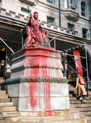 Kanada, Farbanschlag auf Queen Victoria-Statue in Montreal March 18, 2021, Montreal, PQ, Canada: A security guard looks at a vandalized statue of Queen Victoria is seen on the McGill University campus in Montreal on Thursday, March 18, 2021. Montreal Canada  - ZUMAc35_ 20210318_zaf_c35_002 Copyright: xPaulxChiassonx