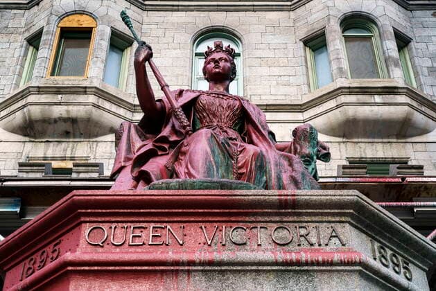 News Bilder des Tages Kanada, Farbanschlag auf Queen Victoria-Statue in Montreal March 18, 2021, Montreal, PQ, Canada: A vandalized statue of Queen Victoria is seen on the McGill University campus in Montreal on Thursday, March 18, 2021. Montreal Canada  - ZUMAc35_ 20210318_zaf_c35_005 Copyright: xPaulxChiassonx
