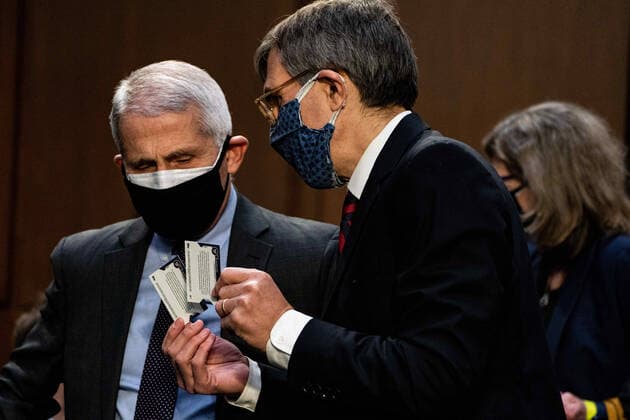 Coronavirus in den USA, Senatsanhörung in Washington Dr. Peter Marks, Director of the Center for Biologics Evaluation and Research within the Food and Drug Administration shows Washington Nationals baseball cards with the likeness of Dr. Anthony Fauci, Director at the National Institute Of Allergy and Infectious Diseases, at the start of a hearing with the Senate Committee on Health, Education, Labor, and Pensions on the Covid-19 response on Capitol Hill in Washington March 18th, 2021. Pool  WAX20210318904 AnnaxMoneymaker