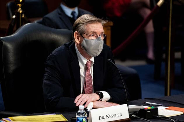 Coronavirus in den USA, Senatsanhörung in Washington Dr. David Kessler, Chief Science Officer of the White House COVID-19 Response Team, listens at a hearing with the Senate Committee on Health, Education, Labor, and Pensions on the Covid-19 response on Capitol Hill in Washington March 18th, 2021. Pool  WAX20210318911 AnnaxMoneymaker