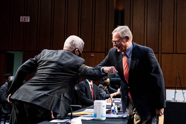 Coronavirus in den USA, Senatsanhörung in Washington Senator Richard Burr, R-N.C., Ranking Member of the Senate Committee on Health, Education, Labor, and Pensions, greets Dr. Anthony Fauci, Director at the National Institute Of Allergy and Infectious Diseases, before a hearing with the Senate Committee on Health, Education, Labor, and Pensions on the Covid-19 response on Capitol Hill in Washington March 18th, 2021. Pool  WAX20210318918 AnnaxMoneymaker