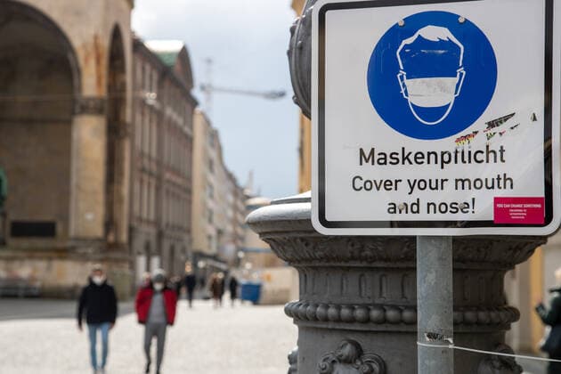 Coronavirus situation in Bavaria, sign indicates mask requirement People go shopping in Munich on 18 3 2021 People go shopping in Munich, Germany on March 18 2021 Munich Bavaria Germany