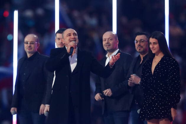 Moskau, Wladimir Putin bei Konzert zum 7. Jahrestag der Krim-Annexion MOSCOW, RUSSIA - MARCH 18, 2021: Turetsky Choir director Mikhail Turetsky (C front) and singers of the Turetsky Choir perform at a concert marking the 7th anniversary of the reunification of the Republic of Crimea and the city of Sevastopol with Russia, at Luzhniki Stadium. Stanislav Krasilnikov TASS  TS0F9C8E