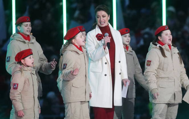 Moskau, Wladimir Putin bei Konzert zum 7. Jahrestag der Krim-Annexion MOSCOW, RUSSIA - MARCH 18, 2021: TV host Maria Sittel (C) and members of the Yunarmiya Young Army military patriotic movement perform at a concert marking the 7th anniversary of the reunification of the Republic of Crimea and the city of Sevastopol with Russia, at Luzhniki Stadium. Vyacheslav Prokofyev TASS  TS0F9C90