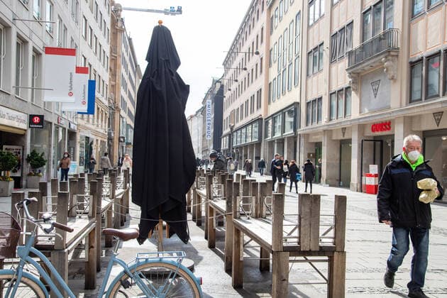 Coronavirus situation in Bavaria, Upturned chairs and TIsche people go shopping in Munich on 18 3 2021 People go shopping in Munich, Germany on March 18 2021 Munich Bavaria Germany