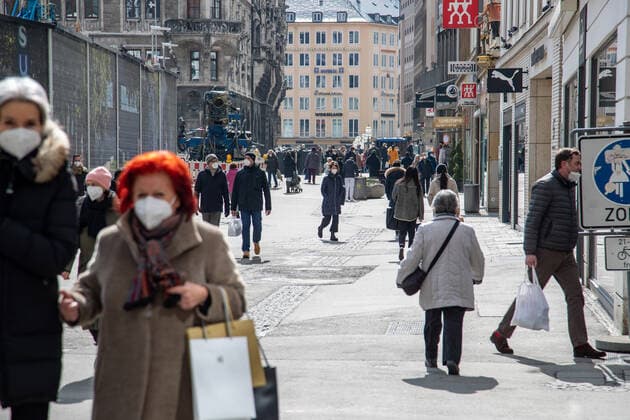Coronavirus situation in Bavaria, people go shopping in Munich on 18 3 2021 People go shopping in Munich, Germany on March 18 2021 Munich Bavaria Germany