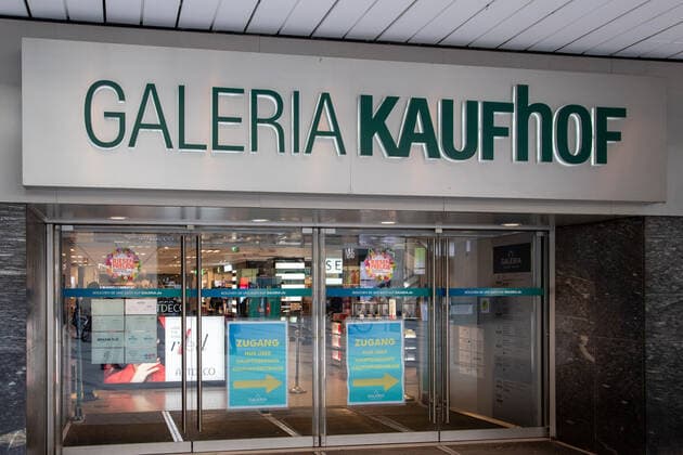 Coronavirus situation in Bavaria, Galeria Karstadt Kaufhof People go shopping in Munich on 18 3 2021 People go shopping in Munich, Germany on March 18 2021 Munich Bavaria Germany