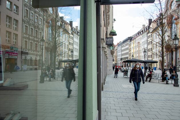 Coronavirus situation in Bavaria, people go shopping in Munich on 18 3 2021 People go shopping in Munich, Germany on March 18 2021 Munich Bavaria Germany