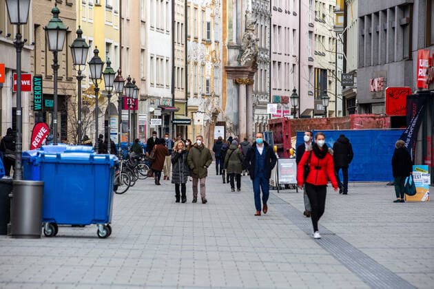 Coronavirus situation in Bavaria, people go shopping in Munich on 18 3 2021 People go shopping in Munich, Germany on March 18 2021 Munich Bavaria Germany