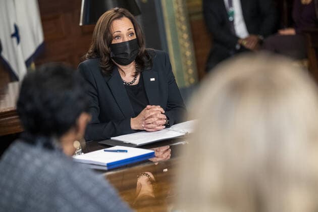 USA, Kamala Harris empängt Frauen anlässlich des Women s History Month in Washington US Vice President Kamala Harris meets with labor leaders in the Vice President s Ceremonial Office in the Eisenhower Executive Office Building in Washington, DC, on March 18, 2021. To mark Women s History Month and passage of the American Rescue Plan Vice President Harris met with Randi Weingarten from the American Federation of Teachers, Liz Schuler from the American Federation of Labor and Congress of Industrial Organizations, Becky Pringle, from the National Education Association, Teresa Romero from United Farm Workers, Cindy Estrada from United Auto Workers, Mary Kay Henry from Service Employees International Union and Ai-jen Poo from National Domestic Workers Alliance. WAX20210318950 ShawnxThew