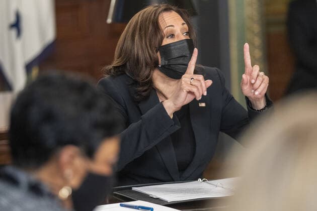 USA, Kamala Harris empängt Frauen anlässlich des Women s History Month in Washington US Vice President Kamala Harris meets with labor leaders in the Vice President s Ceremonial Office in the Eisenhower Executive Office Building in Washington, DC, on March 18, 2021. To mark Women s History Month and passage of the American Rescue Plan Vice President Harris met with Randi Weingarten from the American Federation of Teachers, Liz Schuler from the American Federation of Labor and Congress of Industrial Organizations, Becky Pringle, from the National Education Association, Teresa Romero from United Farm Workers, Cindy Estrada from United Auto Workers, Mary Kay Henry from Service Employees International Union and Ai-jen Poo from National Domestic Workers Alliance. WAX20210318954 ShawnxThew