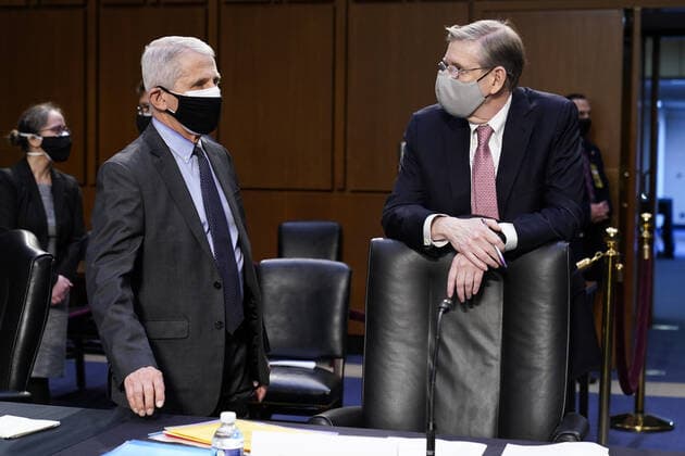 Coronavirus in den USA, Senatsanhörung in Washington Dr. Anthony Fauci, director of the National Institute of Allergy and Infectious Diseases, left, speaks with Dr. David Kessler, Chief Science Officer of the White House COVID-19 response team, before a Senate Health, Education, Labor and Pensions Committee hearing on the federal coronavirus response on Capitol Hill in Washington March 18th, 2021. Pool  WAX20210318828 SusanxWalsh