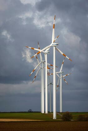 Bedburg, Nordrhein-Westfalen, Deutschland - Windpark, Vestas Windräder vor dunklem Wolkenhimmel. Bedburg Nordrhein-Westfalen Deutschland *** Bedburg, North Rhine Westphalia, Germany Wind farm, Vestas wind turbines in front of dark cloudy sky Bedburg North Rhine Westphalia Germany