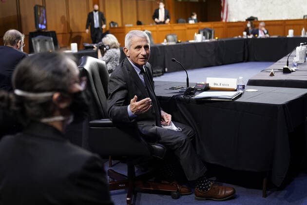 Coronavirus in den USA, Senatsanhörung in Washington Dr. Anthony Fauci, director of the National Institute of Allergy and Infectious Diseases, speaks to someone during a Senate Health, Education, Labor and Pensions Committee hearing on the federal coronavirus response on Capitol Hill in Washington March 18th, 2021. Pool  WAX20210318720 SusanxWalsh