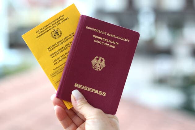 Wind theme image anticipation of the holiday, holiday season 2021, summer vacation 2021, vaccination certificate and passport theme image anticipation of the holiday, holiday season 2021, summer vacation 2021, vaccination certificate and passport yellow vaccination certificate, vaccination certificate and a passport of the F Copyright: xFleigx xEibner-Pressefotox EP_dfg