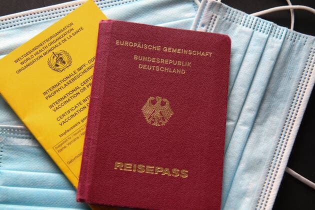 Wind theme image anticipation of the holiday, holiday season 2021, summer vacation 2021, vaccination certificate and passport theme image anticipation of the holiday, holiday season 2021, summer vacation 2021, vaccination certificate and passport yellow vaccination certificate, vaccination certificate and a passport of the F Copyright: xFleigx xEibner-Pressefotox EP_dfg