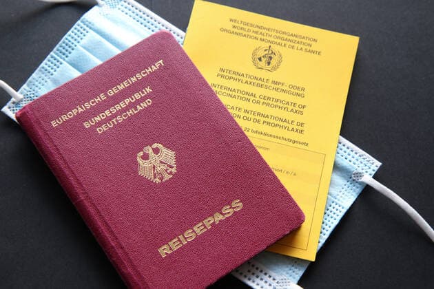 Winds theme image anticipation of the holiday, holiday season 2021, summer vacation 2021, vaccination certificate and passport theme image anticipation of the holiday, holiday season 2021, summer vacation 2021, vaccination certificate and passport yellow vaccination certificate, vaccination certificate and a passport of the Copyright: xFleigx xEibner-Pressefotox EP_dfg