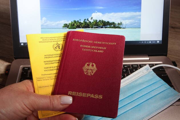 Winds theme image anticipation of the holiday, holiday season 2021, summer vacation 2021, vaccination certificate and passport theme image anticipation of the holiday, holiday season 2021, summer vacation 2021, vaccination certificate and passport yellow vaccination certificate, vaccination certificate and a passport of the Copyright: xFleigx xEibner-Pressefotox EP_dfg