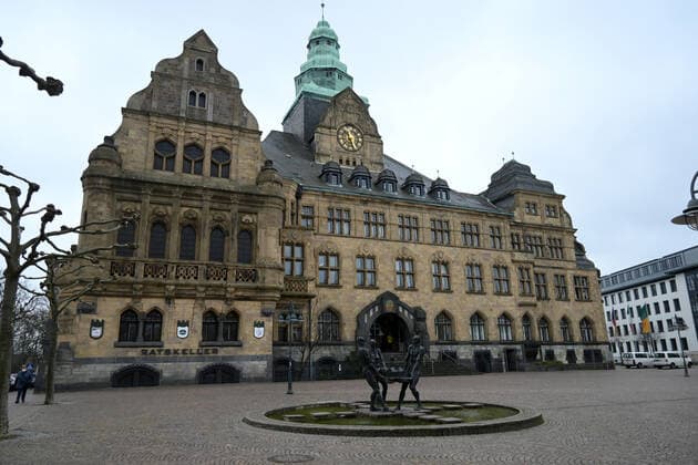 18 03 2021, Recklinghausen, City Hall Recklinghausen with the sculpture group Bürger tragen ihre Stadt by the sculptor Heinrich Brockmeier Photo by Maik Hölter TEAM2 Recklinghausen North Rhine Westphalia Germany Team2