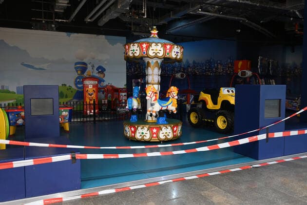 18 03 2021, Recklinghausen, Closed childrens playground with childrens carousel in the shopping center Palais VEST Photo by Maik Hölter TEAM2 Recklinghausen North Rhine Westphalia Germany Team2