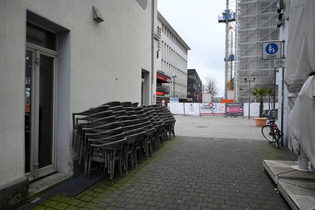 18 03 2021, Recklinghausen, stacked chairs of a closed outdoor restaurant in the city center Photo Maik Hölter TEAM2 Recklinghausen North Rhine Westphalia Germany Team2