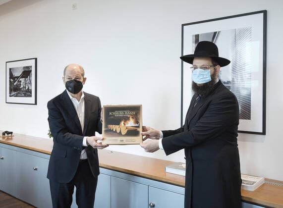 Federal Finance Minister Olaf Scholz, SPD, meets Rabbi Yehuda Teichtal, on the occasion of Passover 19 03 2021 Berlin Germany Copyright: xFelixxZahn photothek.netx