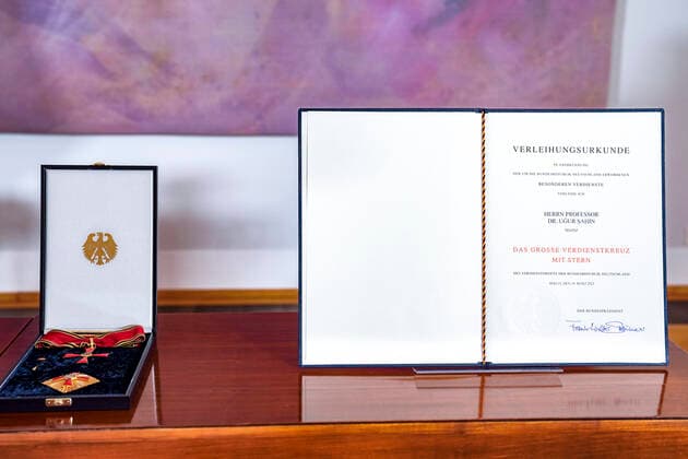 Award of the Order of Merit of the Federal Republic of Germany to Biontech Gruender Aktuell, 19 03 2021, Grand Cross of Merit with Star of the Order of Merit of the Federal Republic of Germany and Certificate of the Biontech Gruender in Bellevue Palace in Berlin Berlin for their tireless efforts in the deve