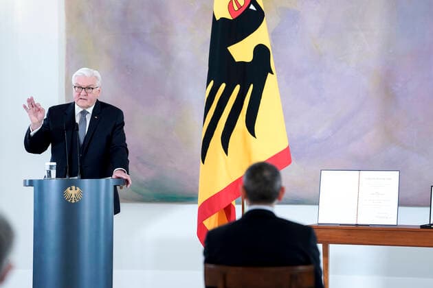 Award of the Federal Cross of Merit to the Biontech Founders Current, 19 03 2021, German President Frank Walter Steinmeier during the speech for the award of the Grand Cross of Merit with Star of the Order of Merit of the Federal Republic of Germany to the Biontech Founders in Bellevue Palace in Berlin, in the foreground Ugur Sahin on the chair Berlin Berlin Germany
