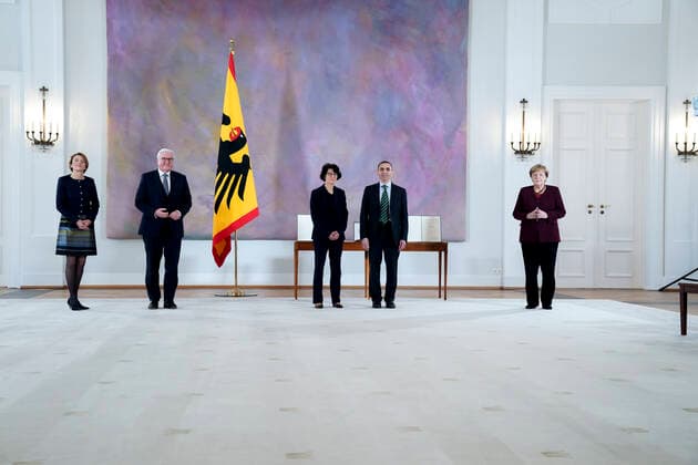 Award of the Federal Cross of Merit to the Biontech Founders Current, 19 03 2021, German President Frank Walter Steinmeier and wife Elke Buedenbender together with German Chancellor Angela Merkel and researcher couple and founders of the company Biontech SE Oezlem Tuereci and Ugur Åžahin a