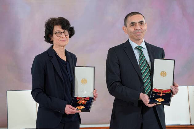 Bilder des Jahres 2021, News 03 März News Themen der Woche KW11 News Bilder des Tages Verleihung des Bundesverdienstkreuz an die Biontech Gruender Aktuell, 19.03.2021, Forscherehepaar und Gruender des Unternehmens Biontech SE Oezlem Tuereci und Ugur Åžahin ihrer Auszeichnung des Großen Verdienstkreuzes mit Stern des Verdienstordens der Bundesrepublik Deutschland im Schloss Bellevue in Berlin fuer ihren unermüdlichen Einsatzes bei der Entwicklung und Zulassung eines Impfstoffes gegen Covid-19 und ihren entscheidenden Beitrag zur Eindaemmung der Corona-Pandemie Berlin Berlin Deutschland *** Award of the Order of Merit of the Federal Republic of Germany to Biontech founders Oezlem Tuereci and Ugur Åžahin for their untiring efforts in the development and approval of a vaccine against Covid 19 and their decisive contribution t