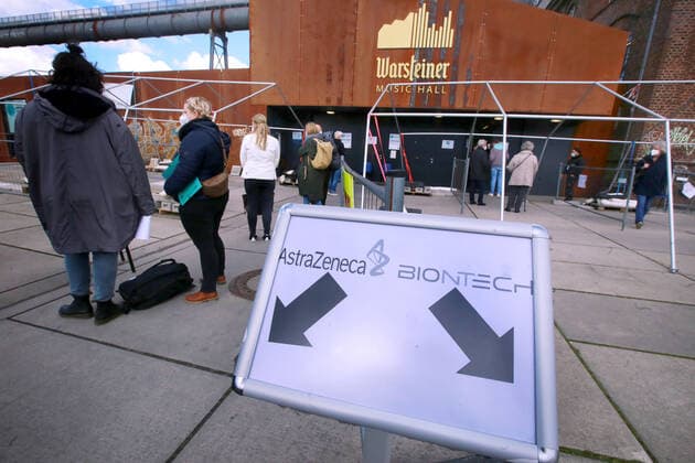 19 03 2021 Dortmund The resumption of vaccination with the vaccine Astrasenica seems to be well received in Dortmund A long queue of teachers willing to be vaccinated stands in front of the Dortmund vaccination centre Phoenix West to be vaccinated A sign divides the waiting Left astrasenica, right Biontec Pfizer The queue of seniors is very short
