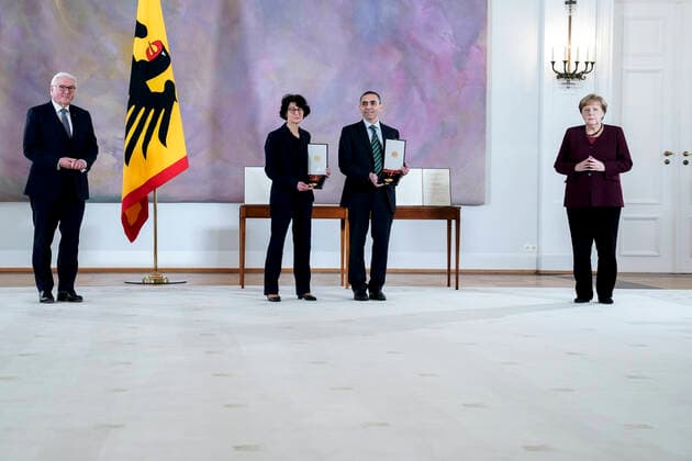 Award of the Order of Merit of the Federal Republic of Germany to the founders of Biontech Aktuell, 19 03 2021, Group picture of German President Frank Walter Steinmeier together with German Chancellor Dr Angela Merkel and researcher couple and founders of the company Biontech SE Oezlem Tuereci and Ugur