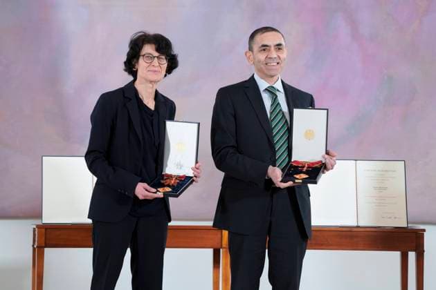 Award of the Order of Merit of the Federal Republic of Germany to Biontech founders Current, 19 03 2021, Research couple and founders of Biontech SE Oezlem Tuereci and Ugur