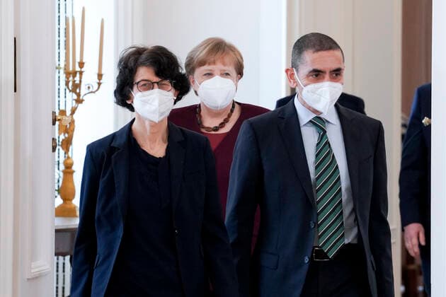 Award of the Order of Merit of the Federal Republic of Germany to the Biontech founders Current, 19 03 2021, Researcher couple and founders of the company Biontech SE Oezlem Tuereci and Ugur Sahin together with Chancellor Dr Angela Merkel between the couple entering the great hall in Bellevue Palace for the