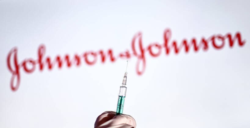 19 03 2021, xjhx, news, vaccine Johnson Johnson AD26 COV2 S current, symbol photo vaccine manufacturer syringe raised syringe logo vaccine manufacturer SARS CoV 2 vaccine emwirt Roedermark