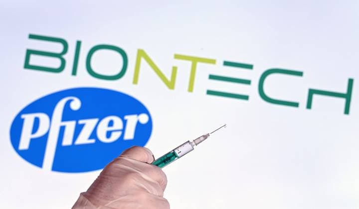 19 03 2021, xjhx, news, vaccine BNT162b2, Biontech Pfizer current, symbol photo vaccine manufacturer syringe raised syringe logo vaccine manufacturer SARS CoV 2 vaccine emwirt Roedermark