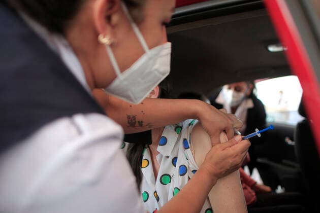 Coronavac Vaccine Is Applied To Drivers In Mexico NEZAHUALCOYOTL, MEXICO - MARCH 19: A nurse administers the Coronavac Covid-19 dose to an elderly aboard in a car, during a mass vaccination program at a drive-thru vaccination site operated by the Nezahualcoyotl Department of Health. Is expected the application of 40,000 doses to immunize adults over over the age of 60 during a COVID-19 vaccination campaign. On March 19, 2021 in Nezahualcoyotl City, Mexico Copyright: xAngelxMoralesxRizox EYEPIXGROUP_AM_19032021_5045