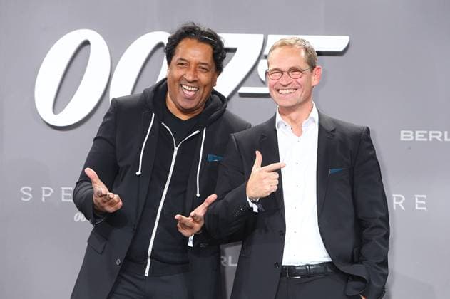 Cherno Jobatey und Michael Mueller auf dem Roten Teppich bei der Deutschlandpremiere - James Bond SPECTRE im CineStar und IMAX, Sony Center, Potsdamer Platz in Berlin. *** Cherno Jobatey and Michael Mueller on the red carpet at the German premiere of James Bond SPECTRE at CineStar and IMAX, Sony Center, Potsdamer Platz in Berlin Copyright: xEventpressxHerrmannx