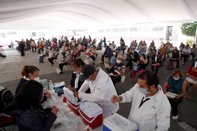 Nezahualcoyotl City Council Applies Sinovac Vaccine For Older Adults NEZAHUALCOYOTL, MEXICO - MARCH 19: Medical personnel prepare Sinovac Covid-19 vaccine injections for adults over 60 years of age at the Nezahualcoyotl City Hall in the State of Mexico.. on March 19, 2021 in Nezahualcoyotl, Mexico Copyright: xLuisxBarronx EYEPIXGROUP_LB_19032021_5085