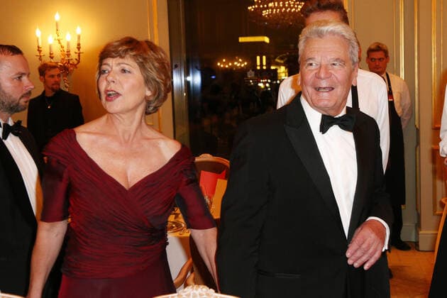 Bundespraesident Joachim Gauck und Daniela Schadt auf dem Roten Teppich beim 65 Bundespresseball 2016 im Hotel Adlon Kempinski, Pariser Platz, Berlin. *** German President Joachim Gauck and Daniela Schadt on the Red Carpet at the 65 Federal Press Ball 2016 at the Hotel Adlon Kempinski, Pariser Platz, Berlin Copyright: xEventpressxRadkex