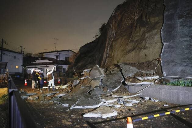 Bilder des Jahres 2021, News 03 März News Themen der Woche KW11 News Bilder des Tages Powerful quake hits northeastern Japan Photo taken March 20, 2021, shows collapsed parts of a cliff in Shiogama, Miyagi Prefecture, after a powerful earthquake struck northeastern Japan. 