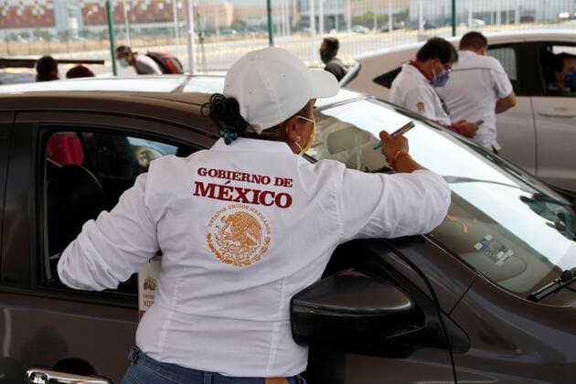 Sinovac Vaccine Is Applied To Older Adults In Their Cars In Mexico NEZAHUALCOYOTL CITY, MEXICO - MARCH 19: A woman marks a car before a elderly receive a Sinovac Covid19 vaccine at the Sports City Garden, in the municipality of Nezahualcoyotl in the State of Mexico, during a immunization program to drivers against Covid19. On March 19, 2021 in Nezahualcoyotl City, Mexico. Copyright: xLuisxBarronx EYEPIXGROUP_LB_19032021_5110