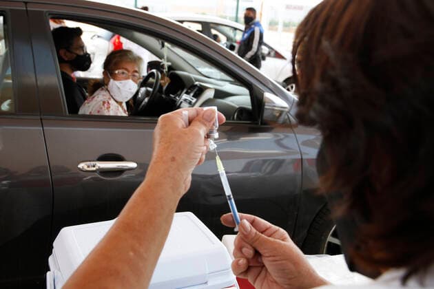 Sinovac Vaccine Is Applied To Older Adults In Their Cars In Mexico NEZAHUALCOYOTL CITY, MEXICO - MARCH 19: A health worker prepares Sinovac Covid19 vaccine, before inject to a elderly at the Sports City Garden, in the municipality of Nezahualcoyotl in the State of Mexico, during a immunization program to drivers against Covid19. On March 19, 2021 in Nezahualcoyotl City, Mexico. Copyright: xLuisxBarronx EYEPIXGROUP_LB_19032021_5111